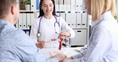 Kadın jinekolog kadın üreme organlarının anatomik modelini klinikteki müstakbel ailelere açıklıyor. Kadınlar sağlıklı üreme sistemi ve hamilelik