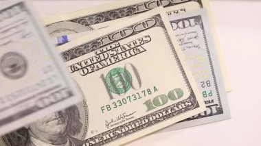 Benjamin Franklin 'in portresi olan 100 dolarlık banknotlar, el değmemiş beyaz arka plan. Para ekonomideki finansal kavramları vurgular. Çerçeve kırmak