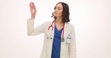 Kadın jinekolog tampon ve hijyenik pedi beyaz arka planda karşılaştırıyor. Doktor stüdyoda yavaş çekimde hijyen malzemeleri gösteriyor.