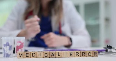 Gergin doktor hareketlerine karşı tahta küplerin tıbbi ifadesi hatası. Hastanedeki potansiyel riskler ve kritik hasta güvenliği sorunları