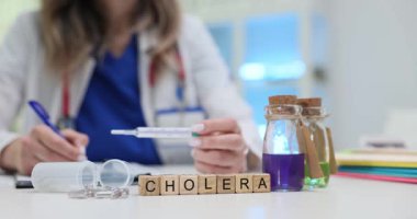 Klinikte termometresi olan doktor yakınındaki bloklara ve eczanelere kolera mesajı at. Terapist, tehlikeli teşhisin hastanede tedaviyi seçmesini önerdi