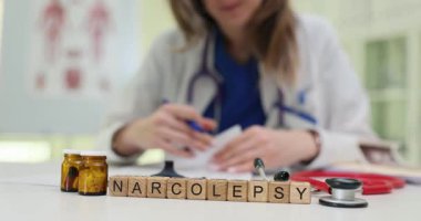 Klinikte doktor doldurma formuna karşı tahta küplere narkolepsi yaz. Doktor, hastanede uyku bozukluklarının etkili bir şekilde yönetilmesini önerdi.