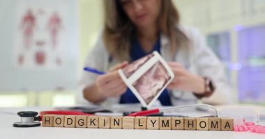 Doktorun tıbbi taramaları analiz etmesine karşı Hodgkin Lenfoması. Hekim kadın hastane ofisinde tehlikeli hastalık teşhisi koydu.