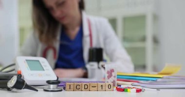 Tıbbi ekipman ve kadın doktora karşı tonometre ile ICD-10 'u tahta küplere yaz. Sıhhiye, sağlık belgeleri için teşhis kodlama sistemi kullanıyor
