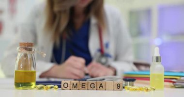 Omega 9 'u tahta bloklara, kadın doktorun yanında besin takviyesi ile yaz. Günlük yaşamda sağlık ve sağlık için asit içeren ilaçlar