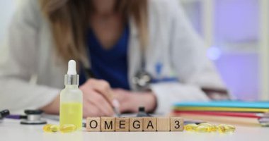 Tıp doktoru, klinikte balık yağı kapsülleri olan Omega 3 yağ asidi için reçete yazıyor. Besin takviyesine odaklan
