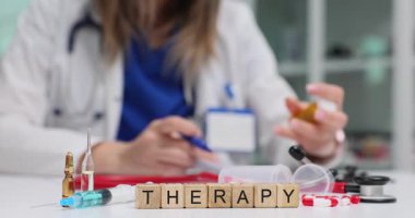 Tahta küplerin kelime kodları terapi masada doktor aleyhinde düzenlendi. Doğru teşhis ve tedavi için gerekli çeşitli araçlarla düzenlenmiş masa