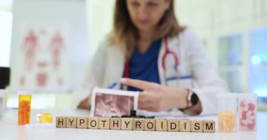 Kadın doktor tiroid bezinin ultrason taramasını yapıyor ve hipotiroidizm hastasının tıbbi geçmişini inceliyor. İlaçlarla tedavi