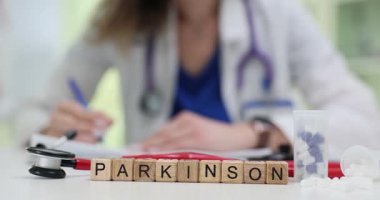 Parkinson 'a steteskoplu odun küpleri ve doktor masasına haplar yaz. Sıhhiye nörodejeneratif bozukluk tedavisini yöneten teşhisi yazdı