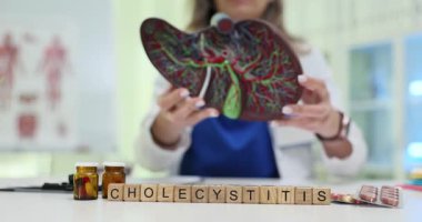 Kadın doktor karaciğer anatomik modelini kolesistit kelimesine tercih ediyor. Doktor, hastanedeki hepatik hastalık tedavi yaklaşımı konusunda uyardı