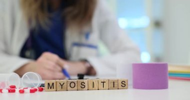 Myositis 'e tahta küplere, ilaçlara ve doktorların iş yerlerine bandaj yapıştırın. Uzman, kas iltihabı yönetimi için tedavi öneriyor