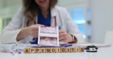 Tahta küplerle ilgili haber apandisiti ve klinikte ultrason görüntülerini inceleyen doktor. Doktorlar hastanede karın ağrısı teşhisi koyuyor.