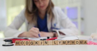Kadın doktor, Hodgkin Lenfoma tedavisi için reçete yazıyor. Hastalığın tıbbi anlayışı ve yönetimi