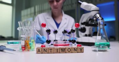 Bir araştırmacı, bir laboratuvarda antimon üzerine eğitim amaçlı moleküller ve deneyler sergiliyor..