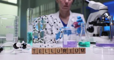 Laboratuvarda, özelliklerini anlamak için özel cam eşyalar ve modellerle tellüyum bileşiklerini araştırıyoruz.