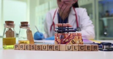 Bu detaylı tıbbi görsel gösterimle ülser basıncıyla ilgili önemli bilgi ve içgörüleri inceleyin.