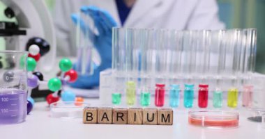 Refah içinde bir laboratuvar renkli test tüplerinde canlı baryum bileşikleri sergiliyor.