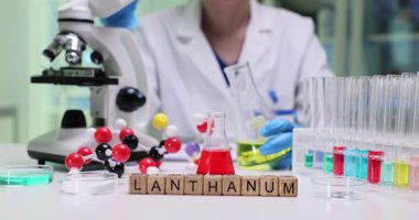 İyi tasarlanmış, Lanthanum sergilenen bir laboratuvar düzeneği detaylı moleküler modeller ve çeşitli kimyasal çözümler.