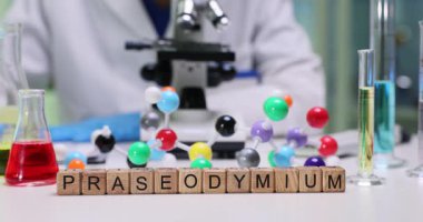 Renkli moleküllerin canlı bir laboratuvar görüntüsü, özellikle Praseodymium ve diğer eğitici elementlerin yer aldığı