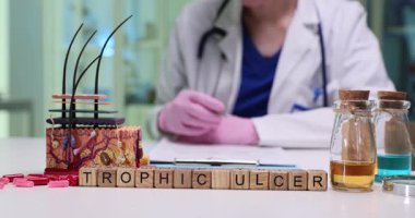 Klinik bir ortamda, çeşitli tıbbi malzemeler kullanarak trofik ülserin tedavi seçeneklerini iyice araştırıyoruz.