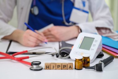 Kendini adamış bir sağlık uzmanı, tüm hasta verilerini doğru bir şekilde belgelerken, aynı zamanda kesin bir HIPAA uyumu sağlar.