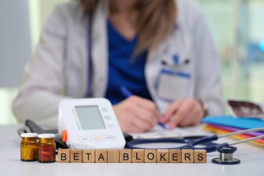 Beta blokörlerin kalp rahatsızlıkları ve kan basıncı seviyelerinin tedavisinde ve yönetiminde nasıl önemli rol oynadığını incele