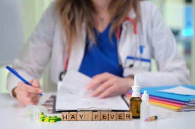 Bir tıbbi uzman, klinik ortamında saman nezlesi için çeşitli tedavi seçeneklerini titizlikle belgelemektedir.