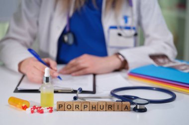 Bir sağlık hizmeti sağlayıcısı, klinik ortamlarda çeşitli porfiri ile ilgili materyalleri ayrıntılı bir şekilde inceler.