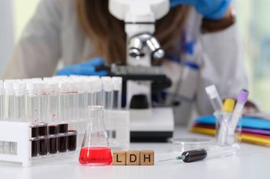Laboratuvar analizi özellikle mikroskop ve LDH test ekipmanları kullanılarak örneklerin incelenmesine odaklanıyor.