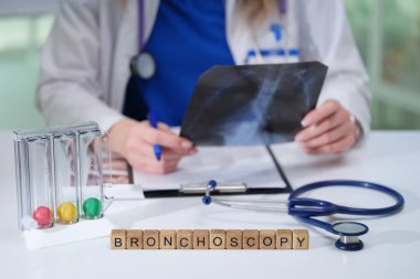 Bu tıbbi araçlar kullanılarak yapılan bronkoskopi işlemleri ve klinik ortamdaki detaylı analizler.