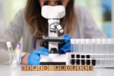 Gelişmiş mikroskoplar, laboratuvar ekipmanları ve kan örneği analizleri kullanılarak lipid profillerinin analizi