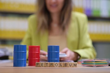 Renkli variller ve harfler aracılığıyla petrol kaynakları ve endüstri kavramlarının yaratıcı bir temsili.