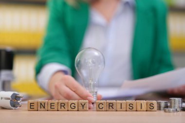 Sürmekte olan enerji kriziyle ilgili çeşitli zorlukları ve potansiyel çözümleri irdelemek