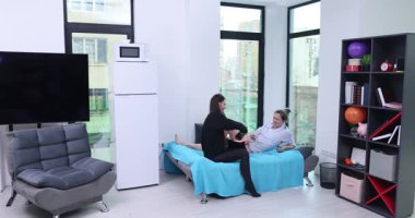 Genç kadınlar modern dairede rahat bir kanepede dinlenirken bir şişe şarabı paylaşır ve sohbet etmekten zevk alırlar. Kız arkadaşlar arasında mahrem bir an