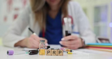 Tahta bloklardaki kısaltma PRP ve laboratuvar masasında kan örnekleri. Doktor araştırma trombositi zengin plazma tıp ve hastanede kozmetik kullanımı