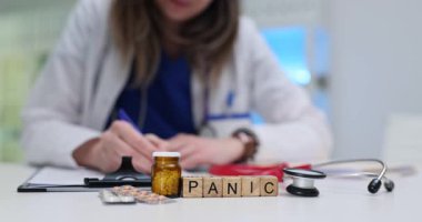 Panik bozukluğunun reçetesi olan tıbbi profesyonel belgeler dağınık ilaçların yanında duruyor. Akıl sağlığı sorunları ve anksiyete bozuklukları