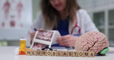 Kadın doktor, hasta MRI sonuçlarını incelerken aynı zamanda tıbbi muayenehanede nöroblastoma teşhisi koyar. Kanser olgunlaşmamış sinir hücrelerinden kaynaklanıyor.