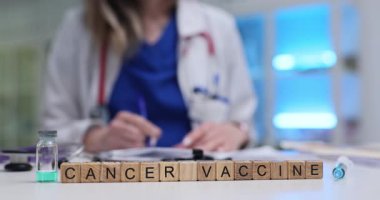 Kadın doktor ahşap küplerin yanında 