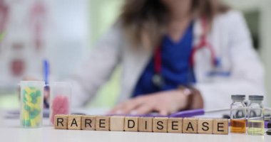 Kadın doktora karşı ahşap küplerde tıbbi nadir görülen bir hastalık. Tıp uzmanı hastanede etkili bir tedavi ve tedavi üzerinde çalışıyor.