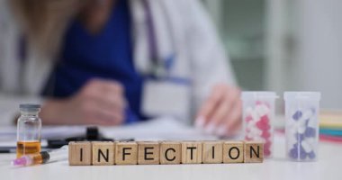 Hastanedeki kadın doktorların yanında tahta küplerde enfeksiyon var. Terapist randevuda hasta sağlığı için tedavi seçenekleri üzerinde çalışıyor