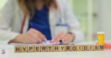 Kadın profesyonel belgeler. Masada oturan hipertiroidizm tedavi reçetesi. Klinikte hipertiroidizmin tıbbi teşhisi ve tedavisi