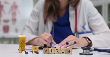 Kadın profesyonel, küplere karşı virüs ve stetoskopla reçete yazıyor. Hasta yönetimi ve tedavi belgeleri