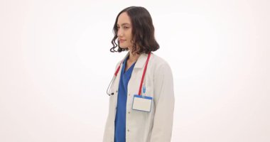 Kadın hekim beyaz arka planda kötü adam jestinde parmaklarını şaklatıyor. Sinsi ifadeli kadın doktor hasta için yavaş çekim tedavisi planlıyor