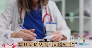 Tahta küplere kemoterapi ve hastanede kadın doktorlara mesaj at. Terapist, klinikte haplar ve ampullerle çevrili tedavi planı hazırlıyor.