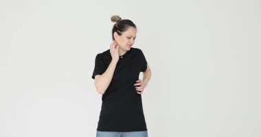 Kadın beyaz arka planda duran güçlü alerjilerden dolayı boynu kaşınıyor. Cilt tahrişinden kaynaklanan can sıkıntısı. Ağır çekim.