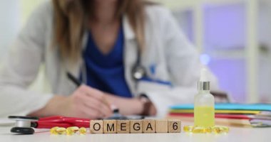 Yetenekli doktor tıp bürosundaki linoleik asit ilaçlarının yanında Omega 6 ilaveleri için reçete yazıyor. Hasta sağlığı ve sağlığına odaklan.