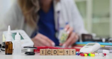 Tıp doktoru ahşap küplerin yanına ICD-11 ve steteskop yazıyormuş. Klinikte uluslararası hastalık sınıflandırma standartları