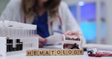 Hematolog, ahşap küplerin yakınındaki ultrason taramasını hematoloji ve kan örnekleriyle inceliyor. Kesin tıbbi analizin önemi