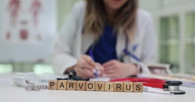 Kadın doktorlara karşı tıbbi malzeme içeren tahta bloklardan oluşan bir Parvovirüs. Hekim hastanede tokat yemiş yanak hastalığının ilaçlarını yazıyor.