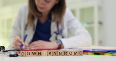 Tahta küplerde ve hastanede çalışan doktorlarda Down Sendromu. Kadın doktor ağır çekimde genetik bozukluk teşhisi koydu